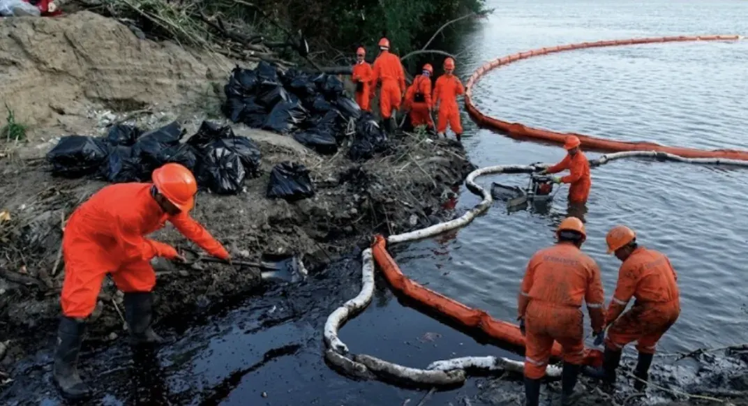 Limpieza por derrames de hidrocarburos en cuerpos de agua